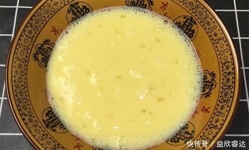 4个鸡蛋,1碗面粉,不用烤的蛋糕,不塌不回缩,松软香甜