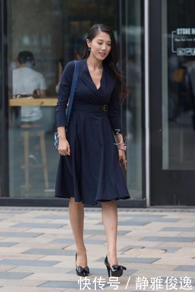 一个人要想显得端庄,还得试一下长裙穿搭,高贵大气