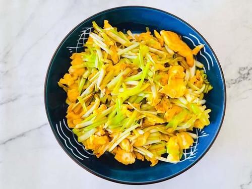 锅中放适量|晒晒我为家人做的晚餐,没有大鱼大肉也吃得舒坦,网友:家的味道