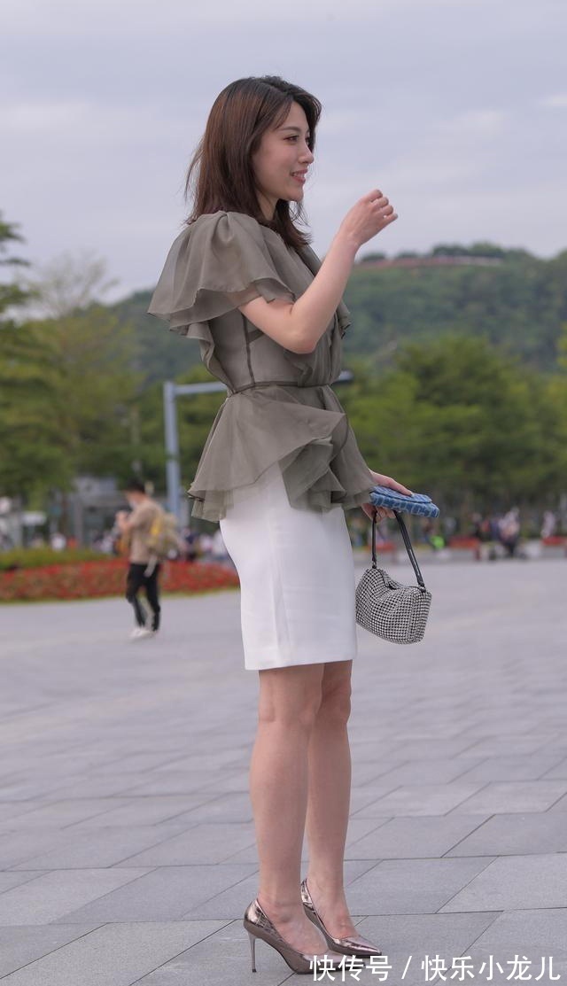穿搭方式|夏末初秋的职场通勤穿搭,褶皱花边上衣搭配白色半身裙,优雅大方