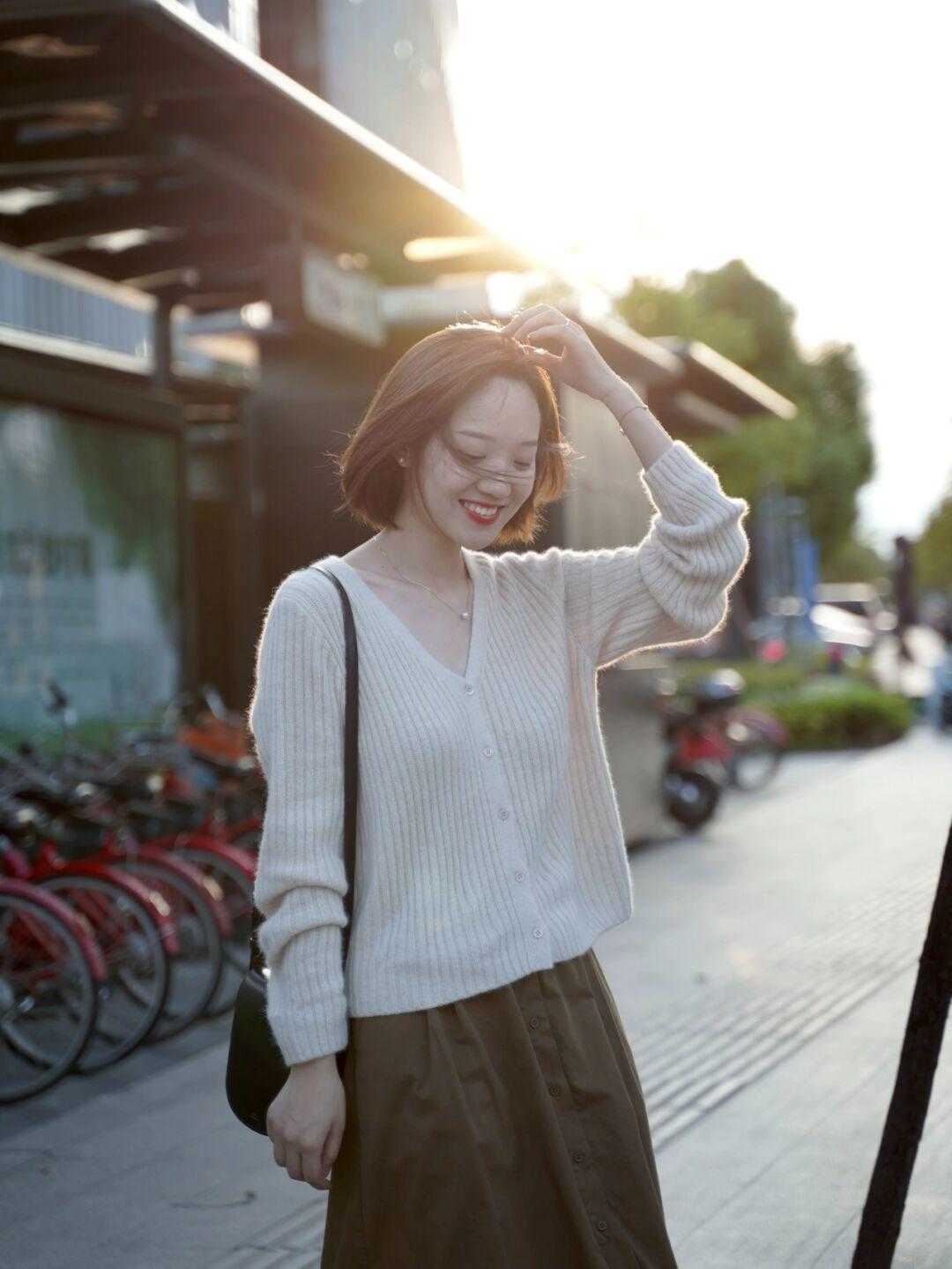 时髦|说实话,春天还是穿“奶奶衫”更时髦,保暖且显瘦