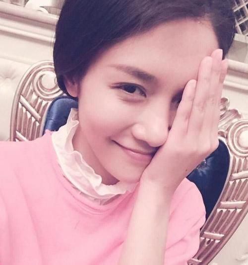 晒晒演员杨烁的家，一看装修就是大户人家了，家具都还带雕花的