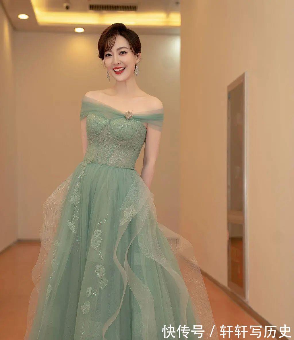 纱裙|不愧是安徽台一姐,余声穿水绿纱裙美如仙女,这水光肌慕了