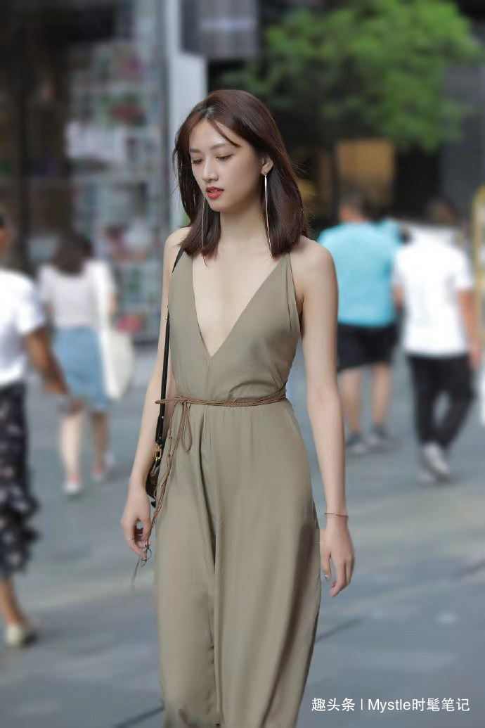 穿搭 小姐姐太会穿了!把连体裤穿出连衣裙的高级感,尽显十足的女人味