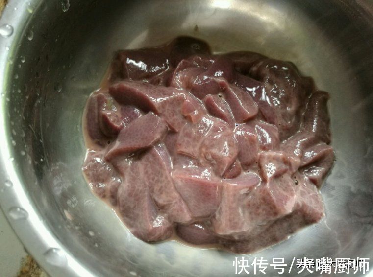 猪肝最忌用清水洗,等于没洗,厨师教你正确方法,又嫩又香还不腥
