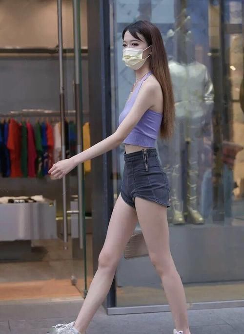  牛仔短裤|“烂大街”的短裤T恤，被年轻女孩“玩坏”了，这么穿时髦又舒适