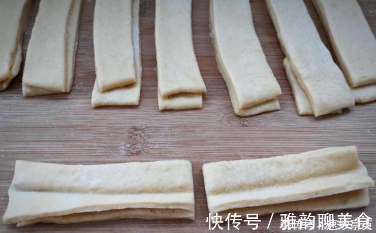 炸油条不要用泡打粉、小苏打，油条店都这样做，蓬松酥脆入口即化