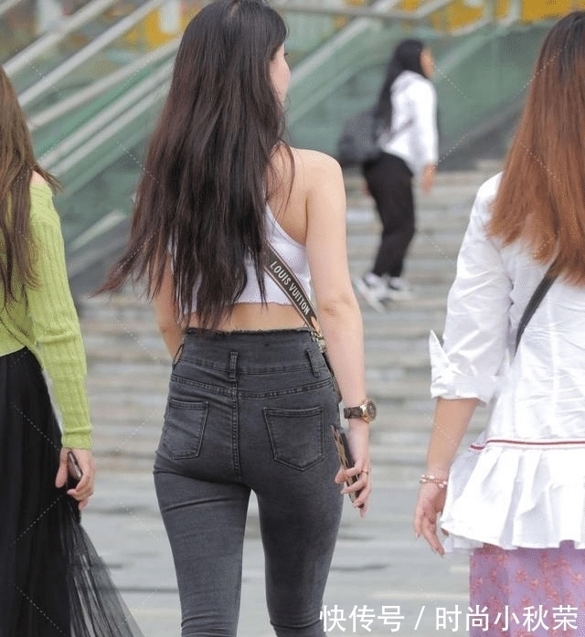 牛仔裤 白色背心搭配紧身牛仔,性感减龄,火辣曲线展现十足