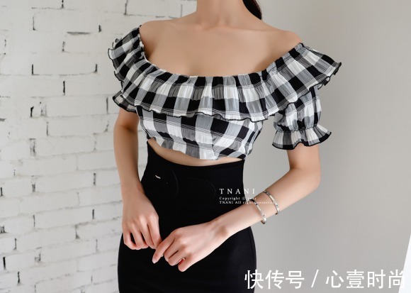 包臀裙|女神孙允珠高清时尚搭配:花束格纹层叠梦蕊黑白包臀裙