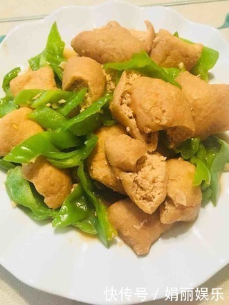 它和青椒是绝配,做出来外酥里嫩,鲜嫩可口,做法简单营养下饭