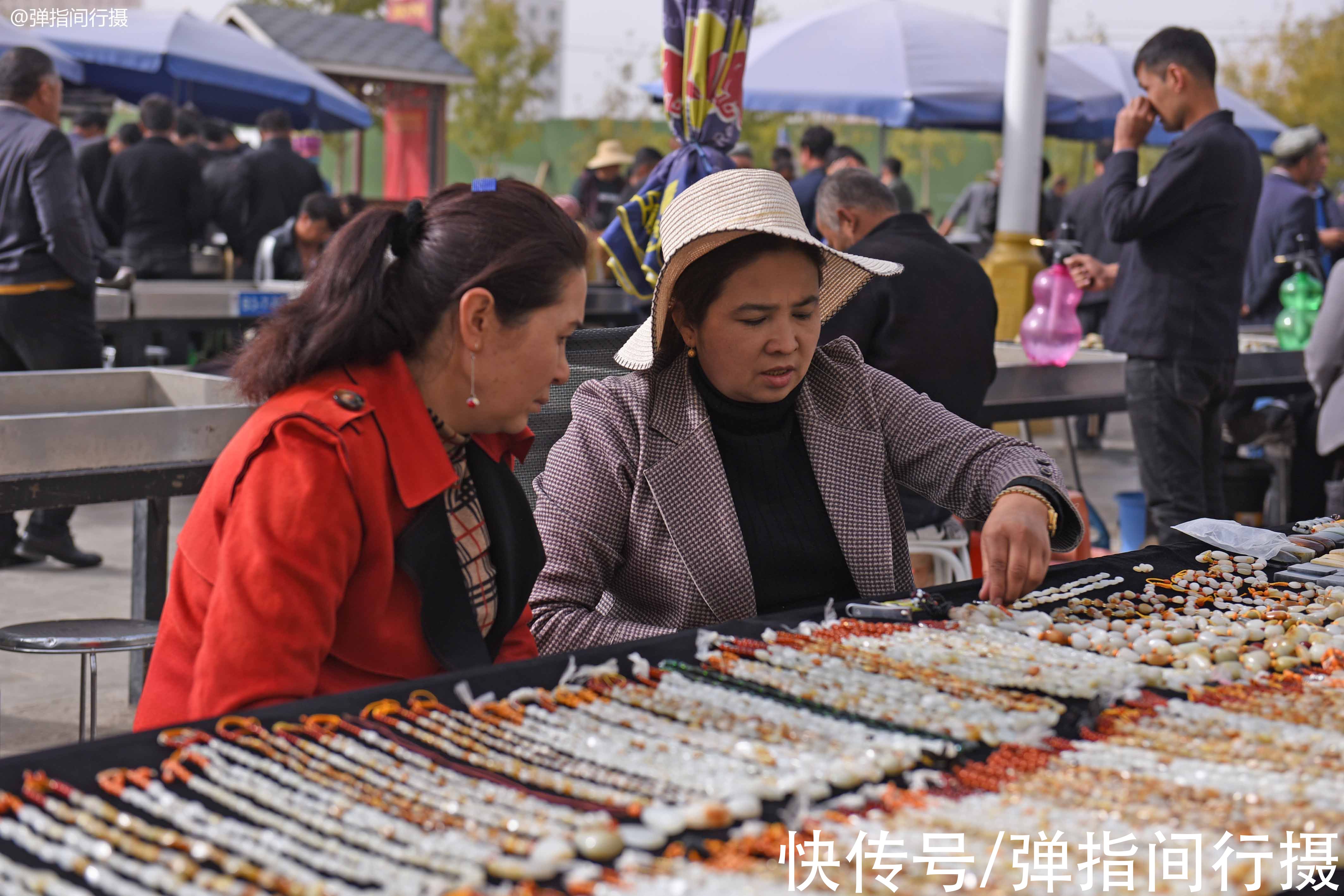 子料|新疆和田露天玉石地摊，玉石售价上千万，买卖场面像“菜市场”