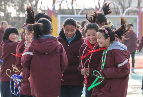 看呆了！村小学生花式跳绳 跳出300多种花样