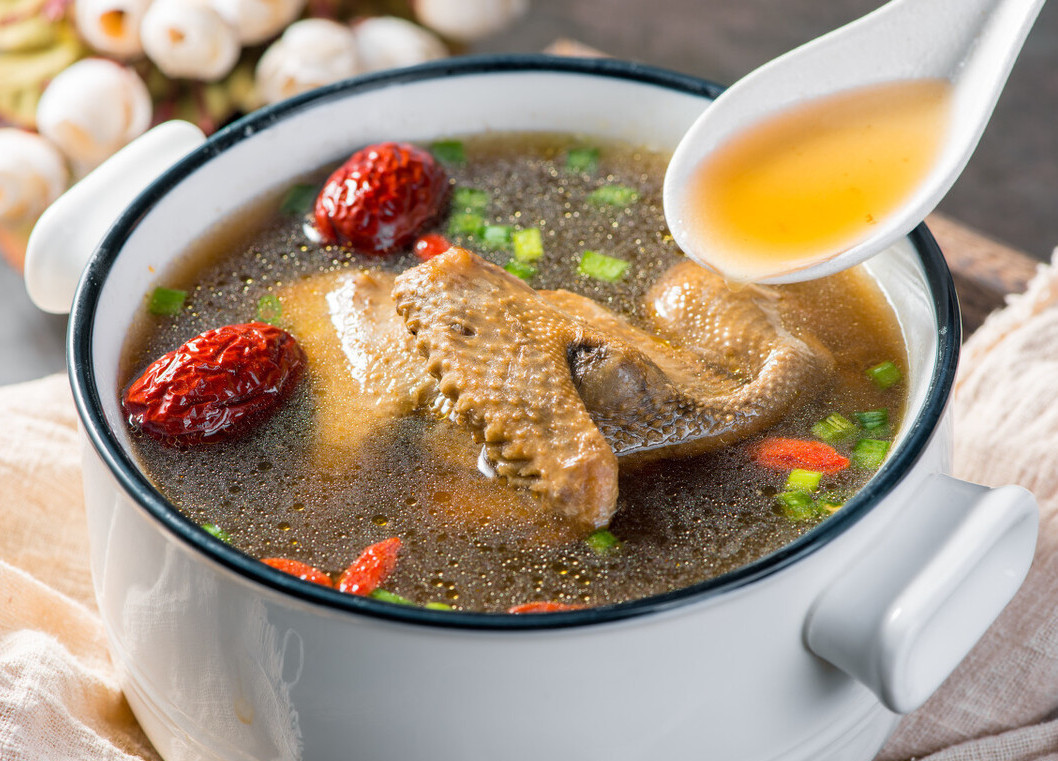 一鸽胜九鸡,炖鸽子汤需要焯水吗教你正确做法,肉嫩汤鲜营养高