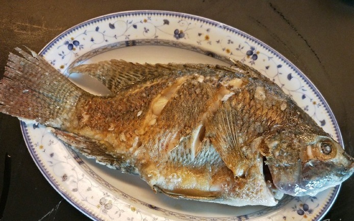 给鱼去腥,用料酒还是用醋都错了,只需一勺它,鲜嫩入味还不腥