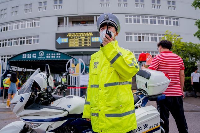 浦东分局民警接获指挥中心调令,及时处置考场周边突发交通情况.