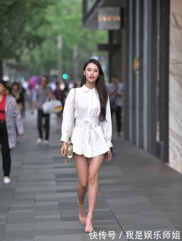 连衣裙 服装这样搭配清新又抢眼,穿出迷人的女生形象,让你美的很特别!