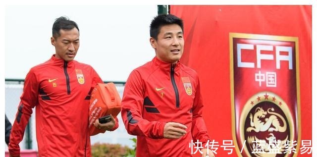 国足|国足就剩这点优点了!吴曦给武磊出难题,后者自黑化解尴尬!
