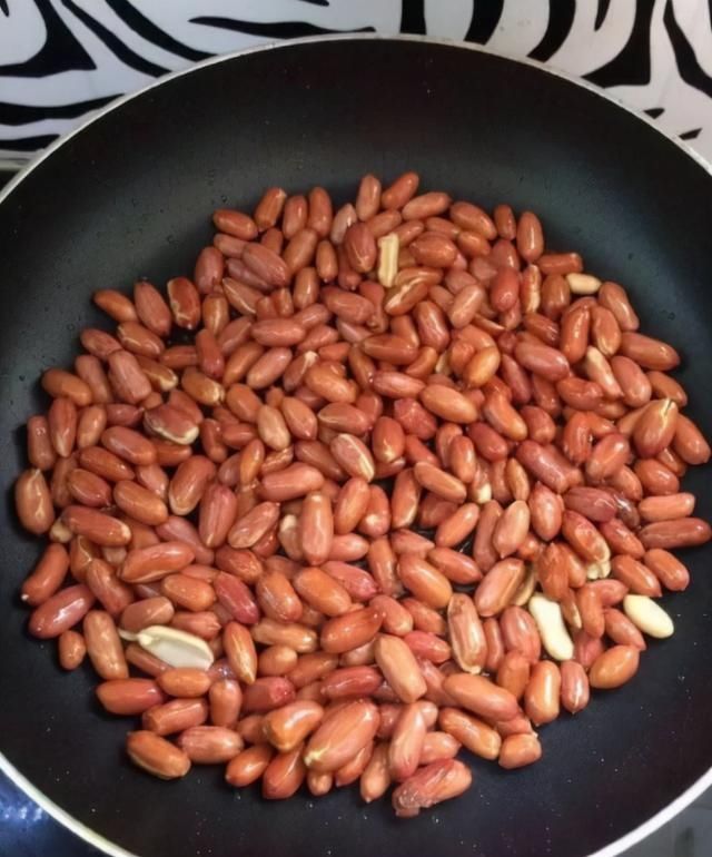 炒花生米时,最忌直接放油!再加这一步,酥脆好吃,久放不回潮