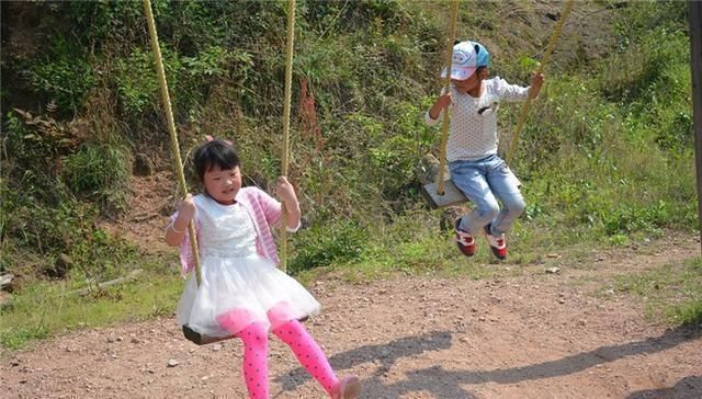 父母们|两个孩子玩荡秋千不幸坠落，宝妈慌乱中接住自家孩子，却被骂冷血