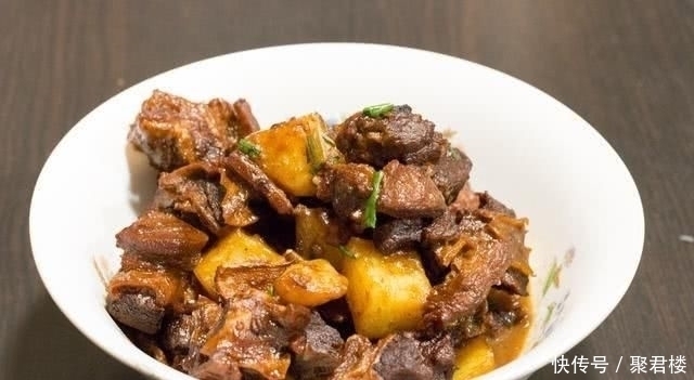 老家来亲戚,弟弟一家请吃饭,弟媳做了11个菜,大伙吃了一锅饭