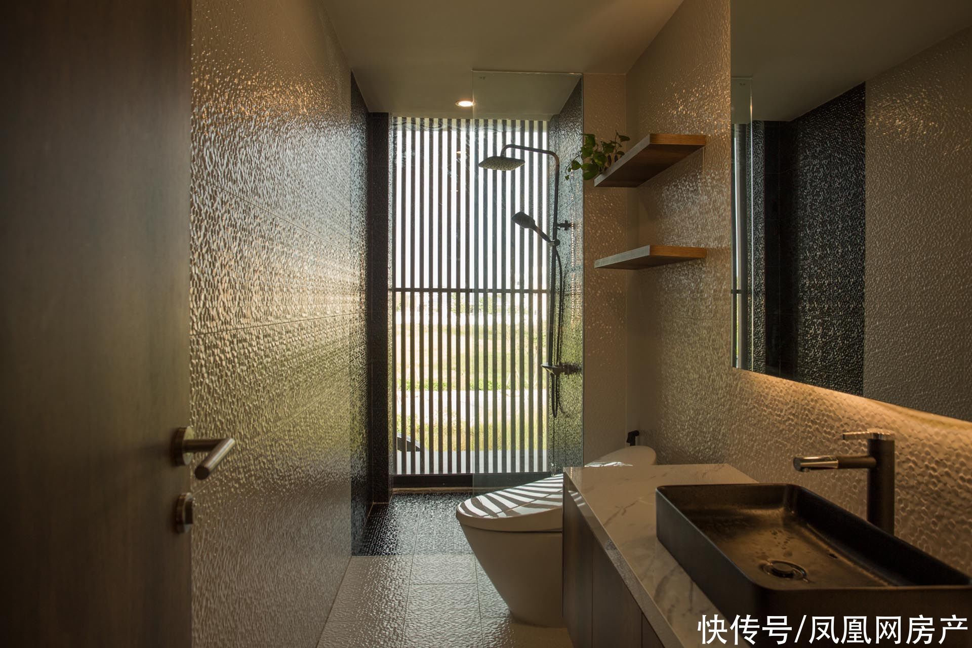 百叶窗|这对夫妻把屋顶改造成菜园,瓜果蔬菜都吃不完,屋内还能冬暖夏凉