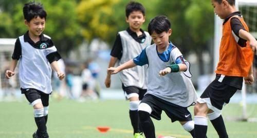 dn弟弟14岁身高179,哥哥18岁却只有170,爸爸难道是抱错了孩子