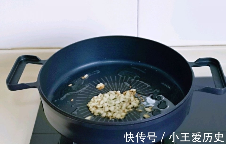 豆腐|豆腐这样吃,鲜嫩可口还下饭,不到2块钱,就能做一大盘