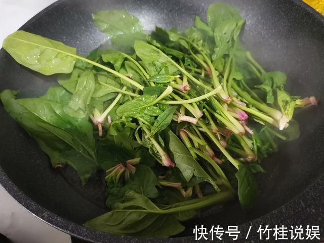 快手凉拌小菜，鸡蛋片凉拌菠菜段，颜色亮眼清爽可口