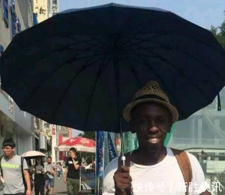 |搞笑图片幽默段子笑话哈哈哈,兄弟你打篮球怎么还撑伞呀
