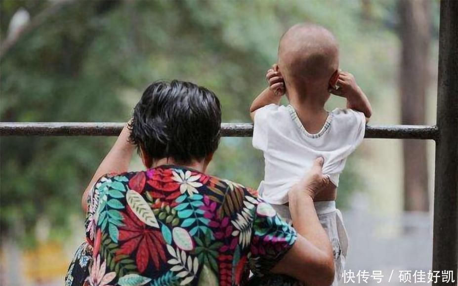 佳佳|为什么奶奶越来越遭嫌弃,姥姥却成为带娃主力军?原因其实很现实