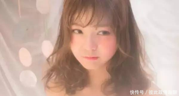 空气感|绑头发不能太死板,现在流行的“空气坠”扎发!