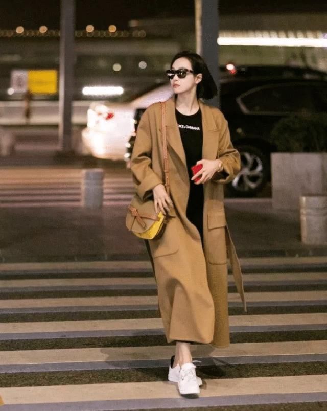 ?三木又把“驼色大衣”带火了，这样来搭，时髦保暖又显贵，真美