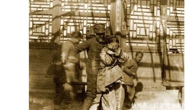 美女|晚清老照片:美女被洋人强行搂抱,男子拿“木棍”动私刑!