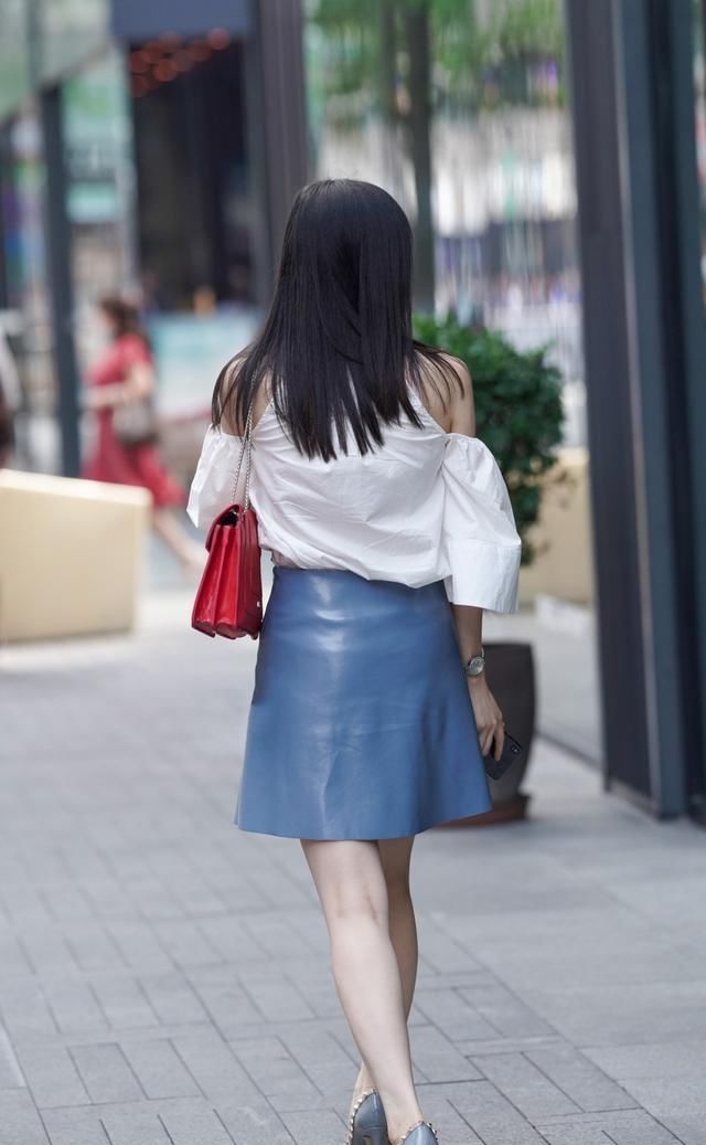 连衣裙尽显优雅简约风，简约不失高端