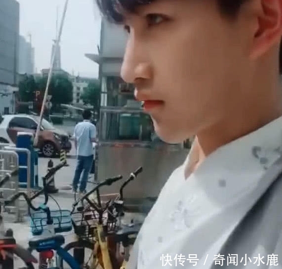 汉服小哥哥街上散步,当看到下半身后,网友:属实刺激