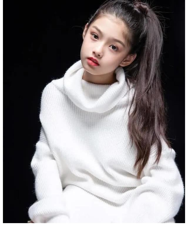 长津湖|在正在热播的电影（长津湖）中抛红领巾的小女孩名字叫艾米