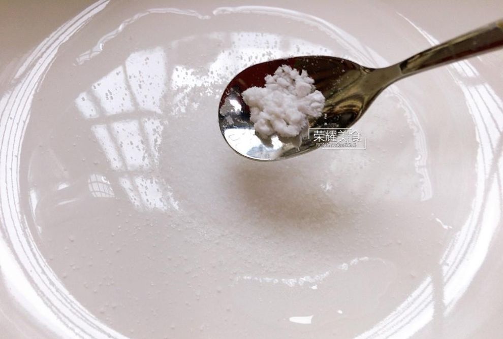 吃了几十年菠萝,才知道菠萝用冷盐水泡是错的,教你正确做法