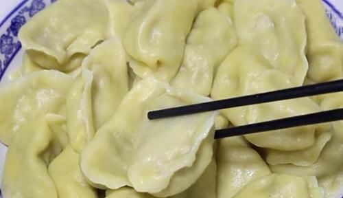 凉水|煮饺子时,需要加凉水吗,一步错步步错,难怪饺子破皮不好吃