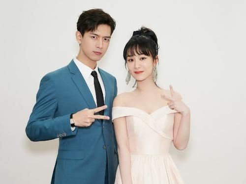 李现杨紫3次同框,台下跳舞互动撒糖,网友喊话白敬亭交出直拍