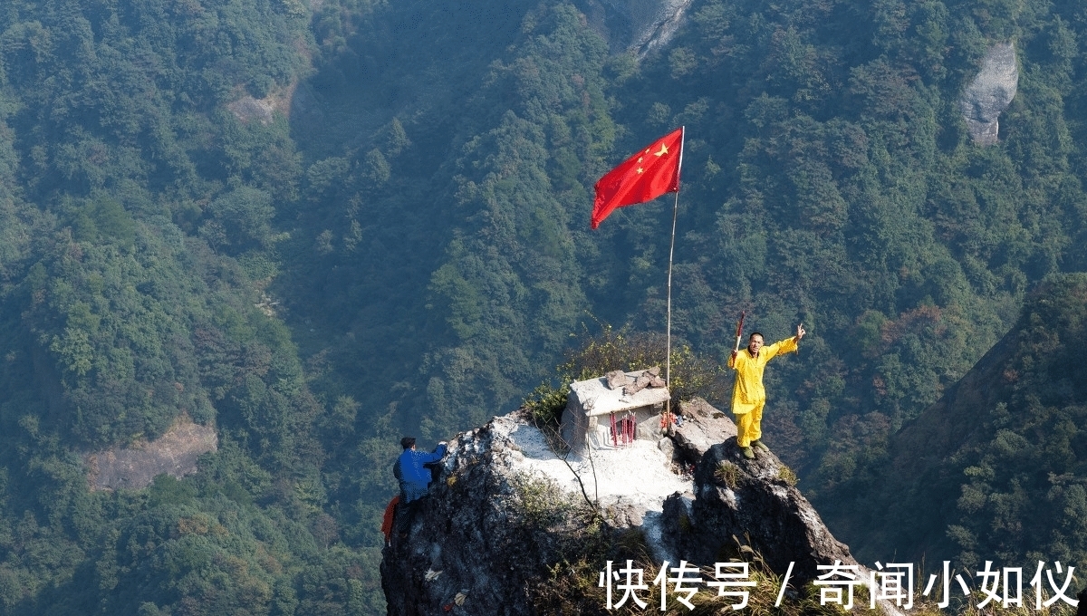 烧香|“飞檐走壁”代人烧香？一天收入可达上万元，老外：还说不会武功