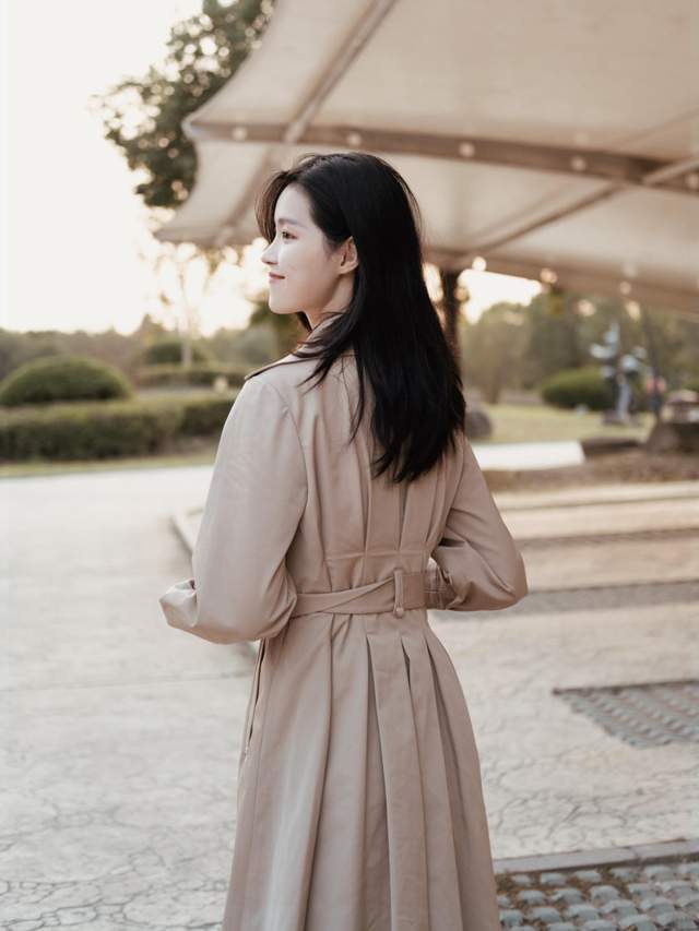 穿搭|秋天不知道该穿什么外套?这4件风衣就够了,适合30岁的女人借鉴