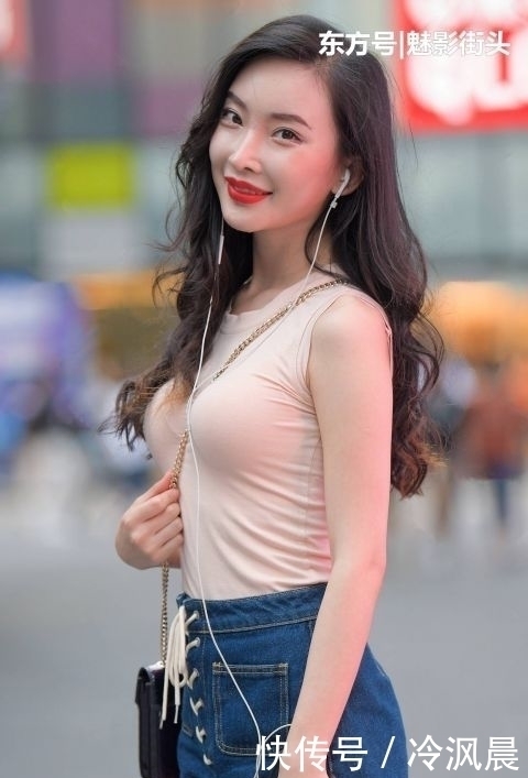 穆勒|牛仔短裤加上拉绳设计,搭配穆勒鞋,凸显小蛮腰还打造大长腿