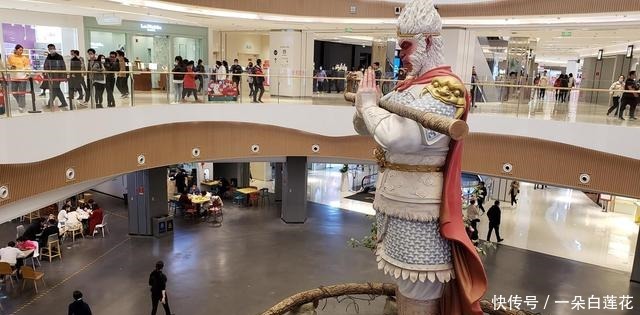 自打|7米高的美猴王雕塑坐镇商场,改名“勿空”,提醒顾客勿空手回家