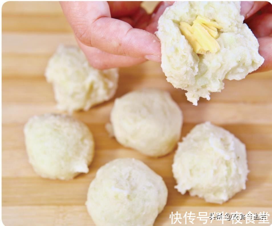 奶酪土豆球色泽金黄,外酥内软,奶香浓醇,长身体的孩子很爱吃