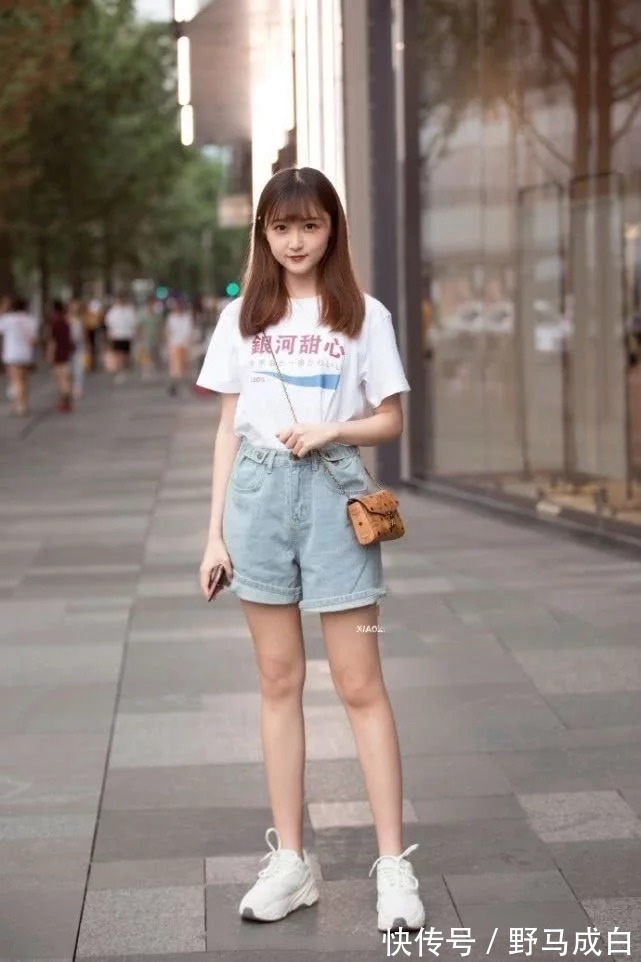 街拍|街拍：气质靓丽的时尚美女，黑色的短装搭配打造十足的休闲范