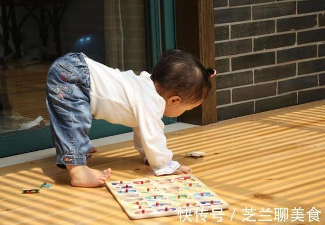 边边角角|“2个月抬头,6个月坐”,1岁以内宝宝发育表,你家娃达标了没