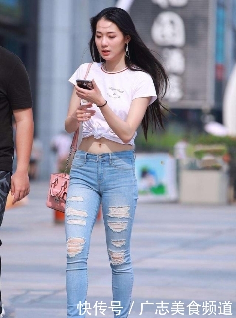 身材|街拍:小姐姐白色小背心配白色紧身裤,秀出玲珑身材,性感迷人