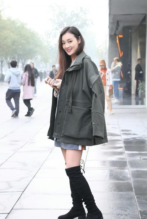 街拍皮肤白皙的小姐姐,恬美可人的笑容不知道会迷倒多少人