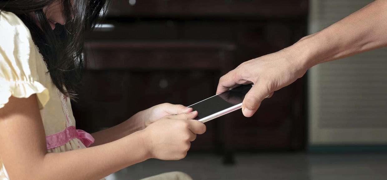 手机|经常玩手机会影响孩子大脑的发育?