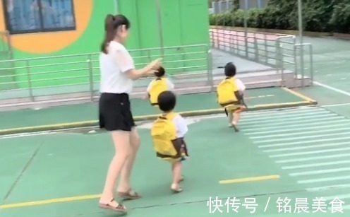 家长们|辣妈“六亲不认”式送三胞胎上学,像极了传说中的“赶鸭子上架”